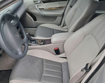 Серый Мерседес 200, объемом двигателя 2 л и пробегом 241 тыс. км за 2000 $, фото 5 на Automoto.ua