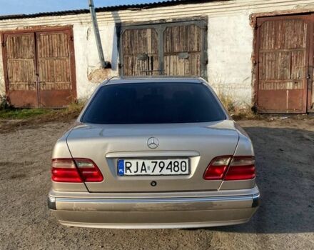 Серый Мерседес 200, объемом двигателя 3.2 л и пробегом 400 тыс. км за 1950 $, фото 5 на Automoto.ua