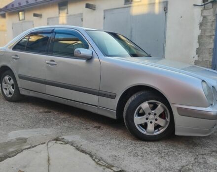 Серый Мерседес 200, объемом двигателя 2 л и пробегом 389 тыс. км за 4000 $, фото 3 на Automoto.ua