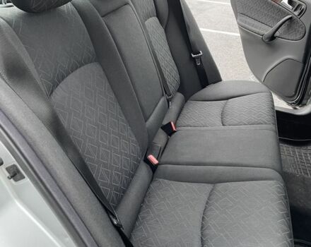 Серый Мерседес 200, объемом двигателя 2 л и пробегом 284 тыс. км за 3700 $, фото 7 на Automoto.ua