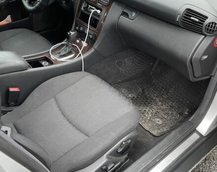 Серый Мерседес 200, объемом двигателя 2 л и пробегом 284 тыс. км за 3700 $, фото 8 на Automoto.ua