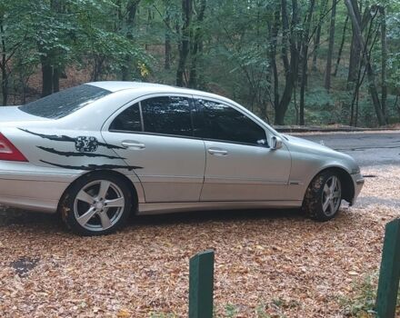 Сірий Мерседес 200, об'ємом двигуна 2 л та пробігом 335 тис. км за 4500 $, фото 2 на Automoto.ua