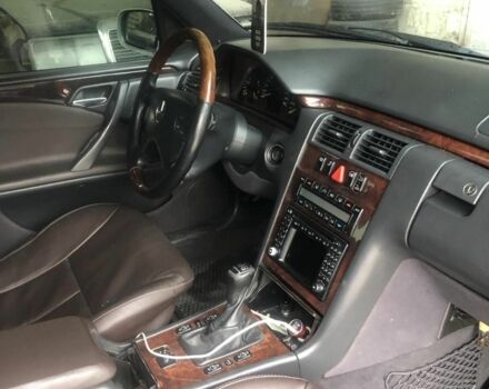 Серый Мерседес 200, объемом двигателя 2 л и пробегом 380 тыс. км за 4700 $, фото 4 на Automoto.ua