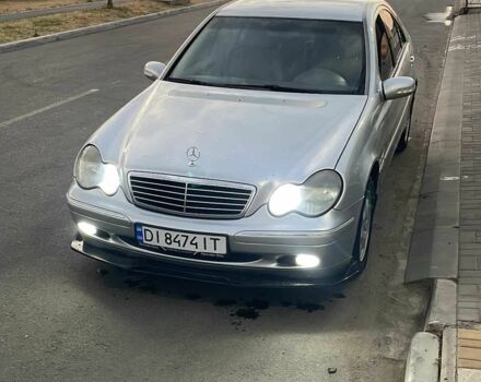 Серый Мерседес 200, объемом двигателя 2 л и пробегом 280 тыс. км за 4550 $, фото 2 на Automoto.ua