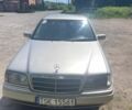 Серый Мерседес 200, объемом двигателя 2.2 л и пробегом 358 тыс. км за 2000 $, фото 1 на Automoto.ua