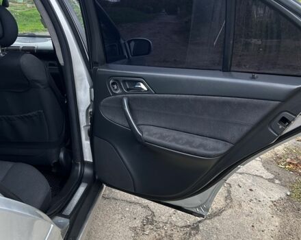 Серый Мерседес 200, объемом двигателя 2 л и пробегом 343 тыс. км за 4700 $, фото 6 на Automoto.ua