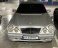 Сірий Мерседес 200, об'ємом двигуна 2 л та пробігом 440 тис. км за 5200 $, фото 1 на Automoto.ua