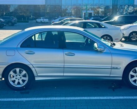 Серый Мерседес 200, объемом двигателя 2 л и пробегом 440 тыс. км за 3500 $, фото 2 на Automoto.ua