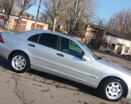 Серый Мерседес 200, объемом двигателя 2 л и пробегом 250 тыс. км за 3800 $, фото 3 на Automoto.ua