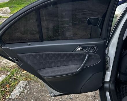 Серый Мерседес 200, объемом двигателя 2 л и пробегом 343 тыс. км за 4700 $, фото 5 на Automoto.ua