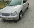 Серый Мерседес 200, объемом двигателя 2 л и пробегом 300 тыс. км за 3400 $, фото 1 на Automoto.ua