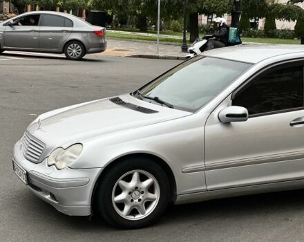 Сірий Мерседес 200, об'ємом двигуна 2 л та пробігом 200 тис. км за 3800 $, фото 1 на Automoto.ua