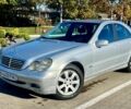 Серый Мерседес 200, объемом двигателя 2 л и пробегом 440 тыс. км за 3500 $, фото 1 на Automoto.ua