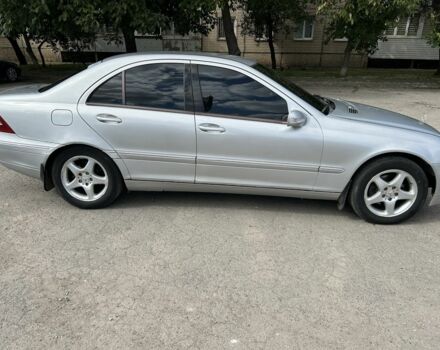 Серый Мерседес 200, объемом двигателя 2.1 л и пробегом 540 тыс. км за 4650 $, фото 2 на Automoto.ua