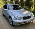 Сірий Мерседес 200, об'ємом двигуна 2.1 л та пробігом 300 тис. км за 3700 $, фото 1 на Automoto.ua