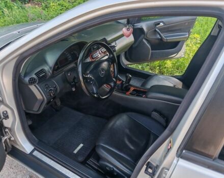 Серый Мерседес 200, объемом двигателя 1.8 л и пробегом 363 тыс. км за 3700 $, фото 9 на Automoto.ua