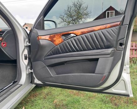 Серый Мерседес 200, объемом двигателя 2 л и пробегом 336 тыс. км за 7000 $, фото 2 на Automoto.ua