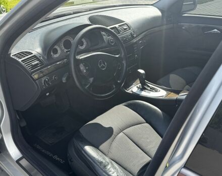 Серый Мерседес 200, объемом двигателя 1.8 л и пробегом 317 тыс. км за 7500 $, фото 2 на Automoto.ua