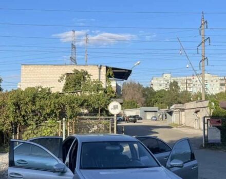 Серый Мерседес 200, объемом двигателя 2.1 л и пробегом 345 тыс. км за 9500 $, фото 3 на Automoto.ua