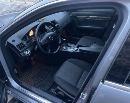 Серый Мерседес 200, объемом двигателя 2.1 л и пробегом 240 тыс. км за 9000 $, фото 1 на Automoto.ua