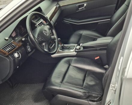 Серый Мерседес 200, объемом двигателя 2.1 л и пробегом 280 тыс. км за 10700 $, фото 3 на Automoto.ua