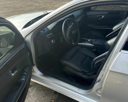 Сірий Мерседес 200, об'ємом двигуна 2.1 л та пробігом 320 тис. км за 12750 $, фото 2 на Automoto.ua