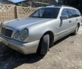 Сірий Мерседес 200, об'ємом двигуна 2 л та пробігом 270 тис. км за 2400 $, фото 1 на Automoto.ua