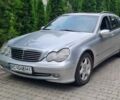 Сірий Мерседес 200, об'ємом двигуна 2.1 л та пробігом 300 тис. км за 3300 $, фото 1 на Automoto.ua