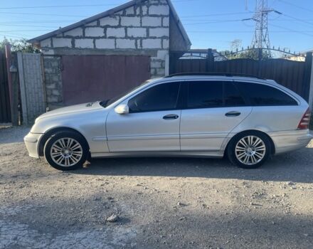 Серый Мерседес 200, объемом двигателя 2.1 л и пробегом 445 тыс. км за 5100 $, фото 1 на Automoto.ua