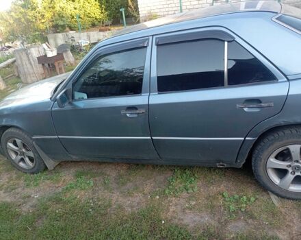 Сірий Мерседес 200, об'ємом двигуна 2 л та пробігом 420 тис. км за 2800 $, фото 1 на Automoto.ua