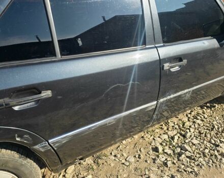 Серый Мерседес 200, объемом двигателя 2 л и пробегом 500 тыс. км за 1700 $, фото 1 на Automoto.ua