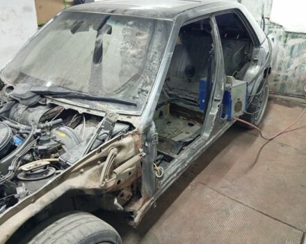 Сірий Мерседес 200, об'ємом двигуна 2 л та пробігом 450 тис. км за 1400 $, фото 1 на Automoto.ua