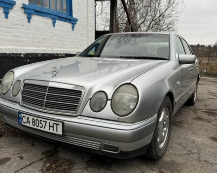 Серый Мерседес 200, объемом двигателя 2 л и пробегом 350 тыс. км за 3500 $, фото 1 на Automoto.ua