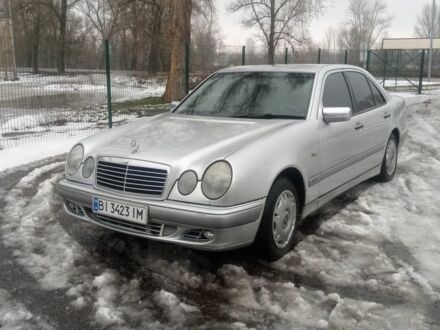 Сірий Мерседес 200, об'ємом двигуна 2 л та пробігом 320 тис. км за 4000 $, фото 1 на Automoto.ua