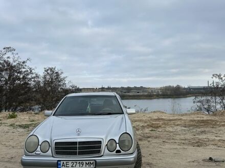 Серый Мерседес 200, объемом двигателя 2 л и пробегом 500 тыс. км за 2600 $, фото 1 на Automoto.ua