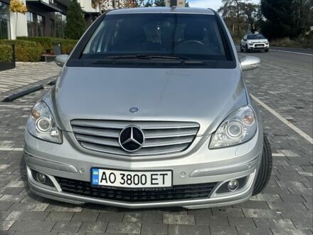 Серый Мерседес 200, объемом двигателя 2 л и пробегом 275 тыс. км за 5500 $, фото 1 на Automoto.ua