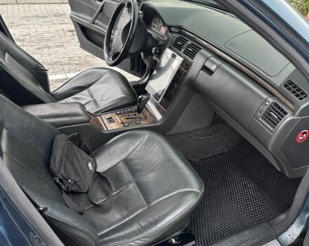 Синій Мерседес 200, об'ємом двигуна 3.2 л та пробігом 341 тис. км за 4000 $, фото 5 на Automoto.ua