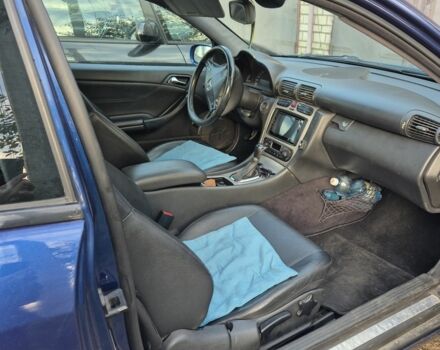 Синий Мерседес 200, объемом двигателя 2 л и пробегом 249 тыс. км за 4200 $, фото 1 на Automoto.ua