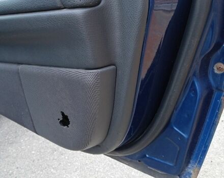 Синий Мерседес 200, объемом двигателя 2 л и пробегом 249 тыс. км за 4200 $, фото 12 на Automoto.ua