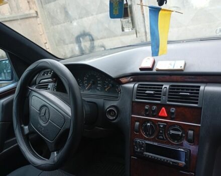 Синий Мерседес 200, объемом двигателя 2.3 л и пробегом 370 тыс. км за 3350 $, фото 3 на Automoto.ua