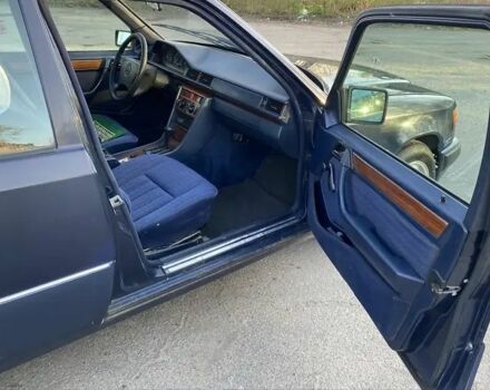 Синий Мерседес 200, объемом двигателя 2 л и пробегом 345 тыс. км за 1300 $, фото 12 на Automoto.ua