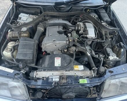 Синий Мерседес 200, объемом двигателя 2 л и пробегом 536 тыс. км за 2950 $, фото 5 на Automoto.ua