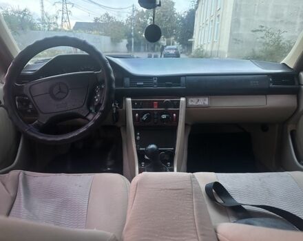 Синий Мерседес 200, объемом двигателя 2 л и пробегом 536 тыс. км за 2950 $, фото 7 на Automoto.ua