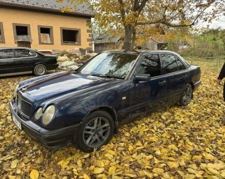 Синий Мерседес 200, объемом двигателя 2 л и пробегом 300 тыс. км за 1800 $, фото 1 на Automoto.ua