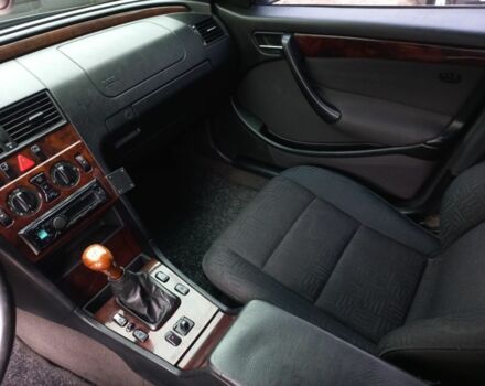 Синий Мерседес 200, объемом двигателя 2 л и пробегом 320 тыс. км за 3300 $, фото 6 на Automoto.ua