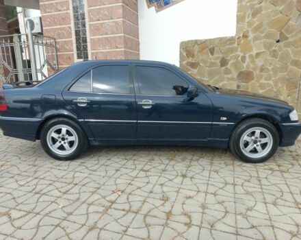 Синий Мерседес 200, объемом двигателя 2 л и пробегом 320 тыс. км за 3300 $, фото 2 на Automoto.ua