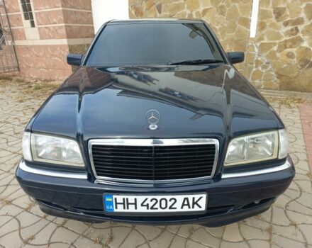Синий Мерседес 200, объемом двигателя 2 л и пробегом 320 тыс. км за 3300 $, фото 1 на Automoto.ua