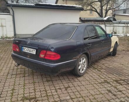 Синий Мерседес 200, объемом двигателя 2 л и пробегом 300 тыс. км за 1800 $, фото 5 на Automoto.ua