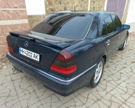 Синий Мерседес 200, объемом двигателя 2 л и пробегом 320 тыс. км за 3300 $, фото 3 на Automoto.ua