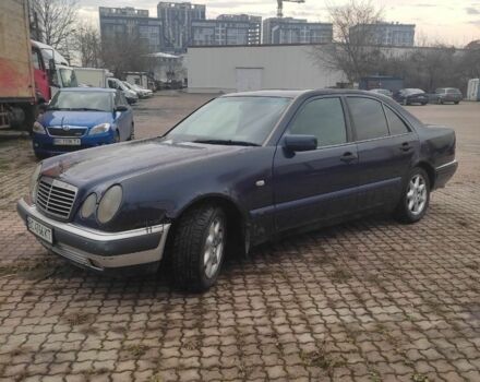 Синий Мерседес 200, объемом двигателя 2 л и пробегом 300 тыс. км за 1800 $, фото 2 на Automoto.ua